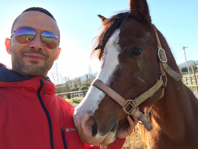  En compañía de uno de los hermosos caballos 