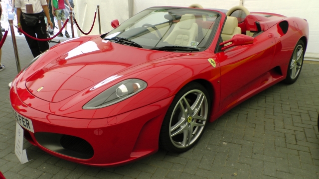  Un hermoso Ferrari rojo llameante
