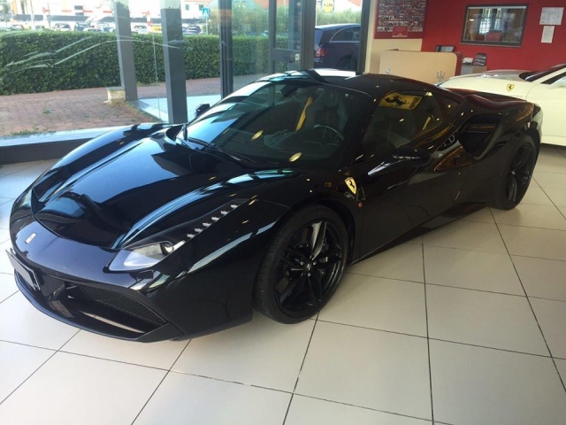 Hermoso Ferrari negro 