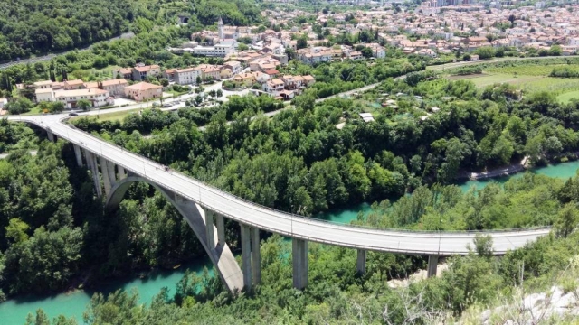 e-19739522-il-ponte-da-cui-ci-si-lancia14914726197584.jpg