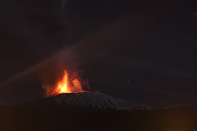 Erupción nocturna 