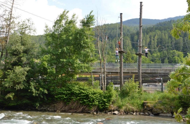  Senderos suspendidos del parque de aventuras 