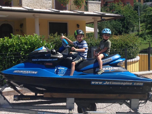  Dos pequeños amantes de las jet skis 