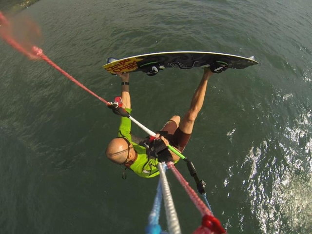  Acrobacia con kitesurf 