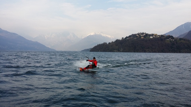  En el lago con kitesurf 