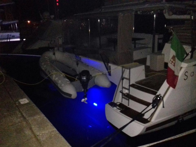 En el puerto por la noche 