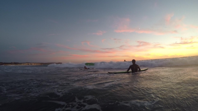  Surfeando al atardecer 