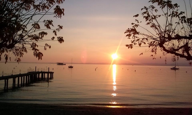 Puesta de sol en el lago 