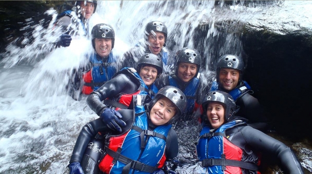  Foto de grupo bajo la cascada 