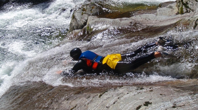  Deslizándose entre las rocas