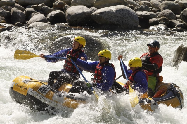 Frenle a los rápidos del río 