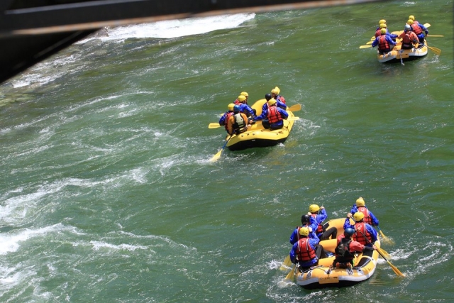  Las balsas en el río 