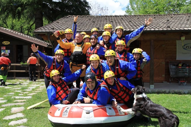  Venga a divertirle con el rafting 