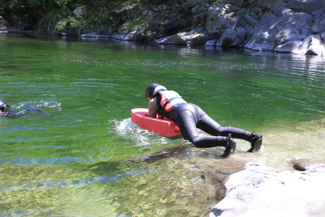  Zambúllele en el agua 