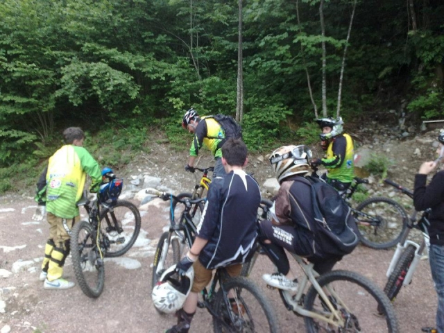 Un grupo de ciclistas en la cerro 