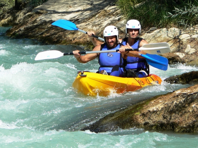  Canoa entre rápidos 