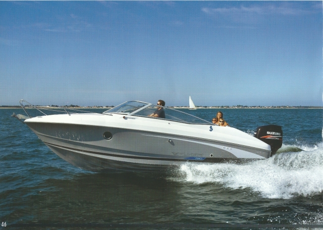  Lancha a motor en las aguas de Garda 