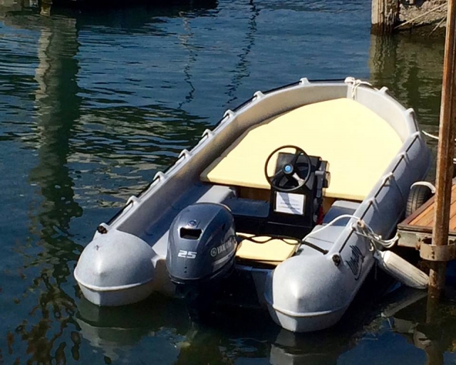  Barco con motor de 25 CV 