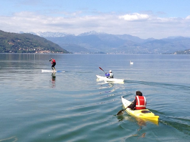  Canoa y remo en el lago 