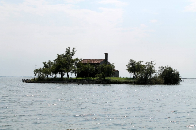 en medio de la laguna de Venecia 