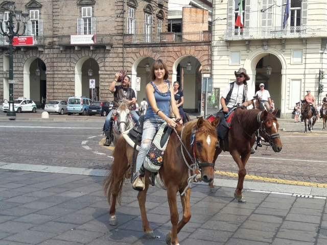  Paseo a caballo por las calles de Turín 