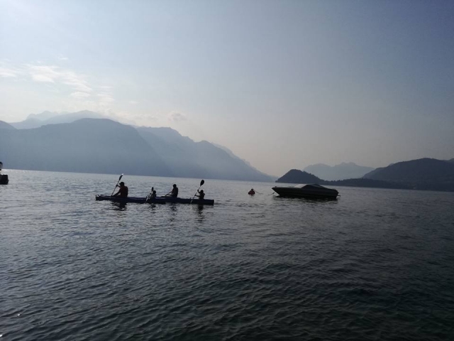  Remando en compañía en el lago 