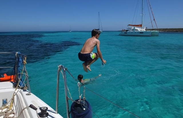  Un bonito sumergirse en el agua 