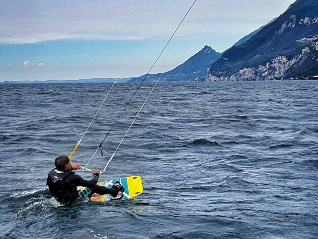  Kitesurfer en el lago de Garda 