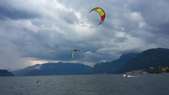  Practicando kitesurf en el lago 