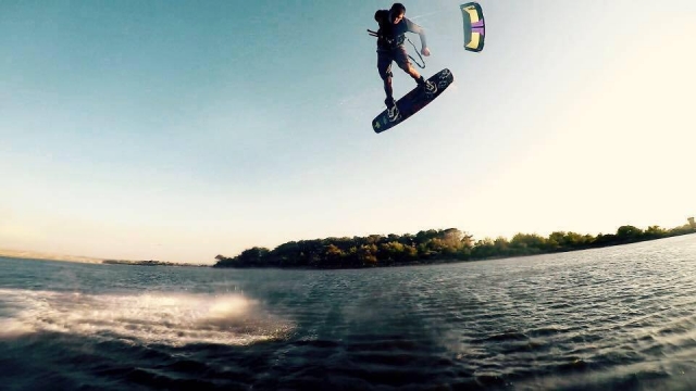  Acrobacia con kitesurf en el lago de Como 