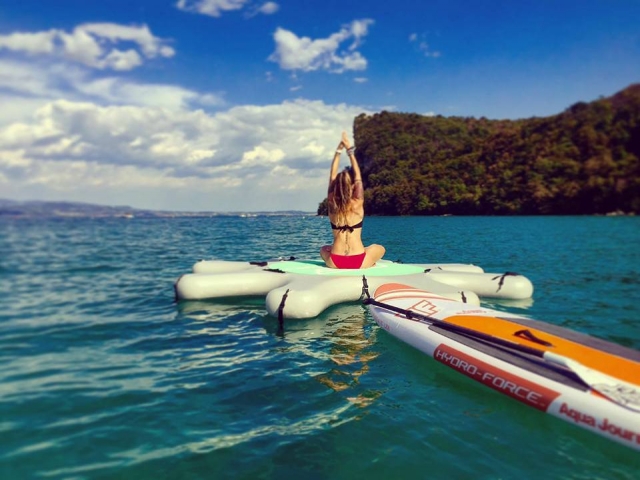  Yoga en medio del lago de Garda 