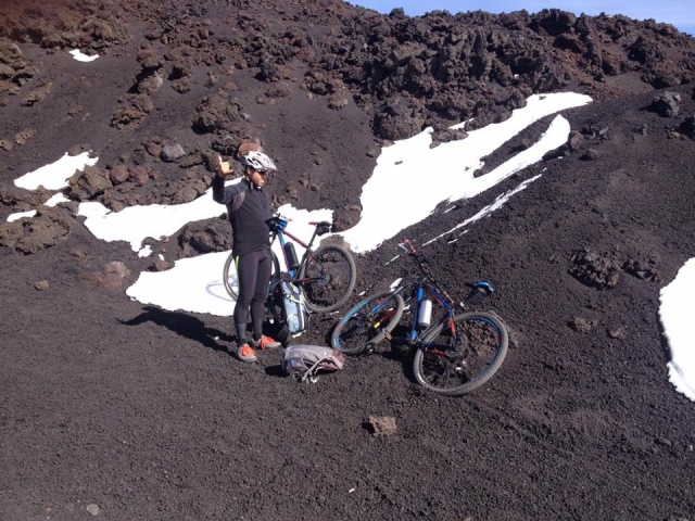  En la cima del Etna en bicicleta de cerro 
