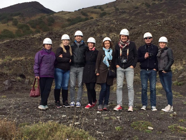  Un grupo de espeleólogos listos para la aventura 