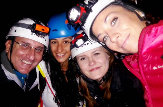  Una foto de grupo en la gruta 