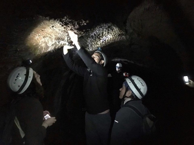  Con casco y luz para descubrir el subdepartamento 