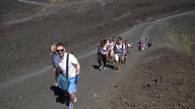  En fila india en las tierras de lava 