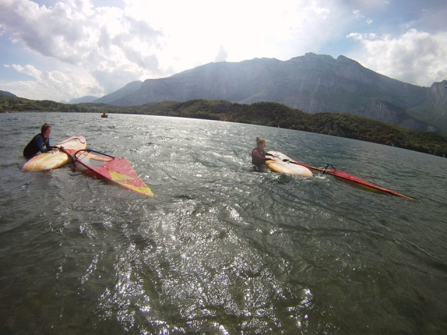  Clases de windsurf en el lago Cavedine 