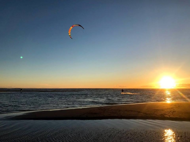  Kitesurf al atardecer 