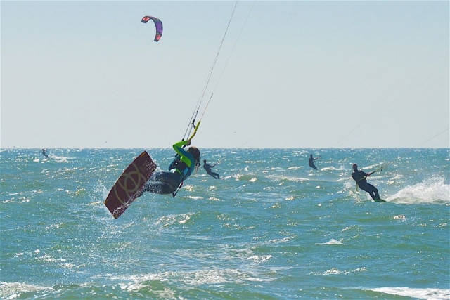 Kitesurf en el agua 