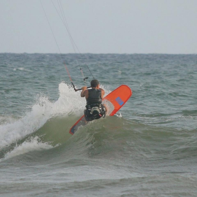  Con la cometa en las olas 