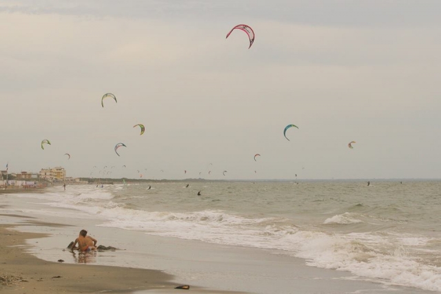  Una miríada de kitesurfistas en Pomezia 