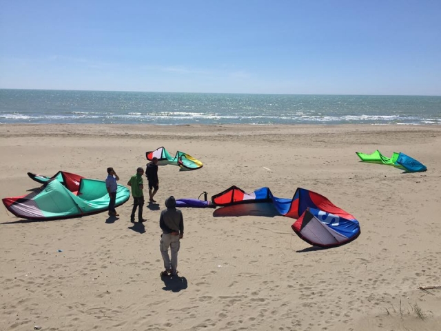  Kitesurfing 