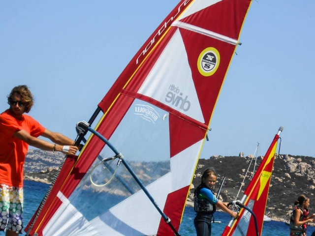 Cursos de windsurf para niños en Porto Pollo 