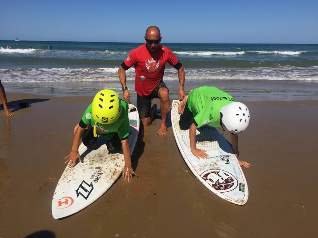  Lecciones de surf para niños 