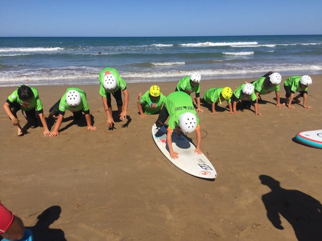 Cursos de surf para niños 
