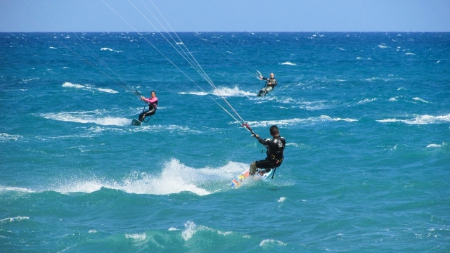  Kiters en el agua 