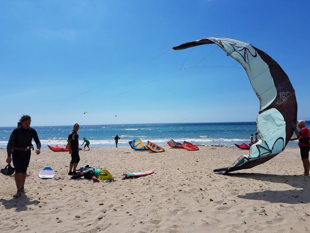 Viento fuerle y muchas ganas de entrar al agua 