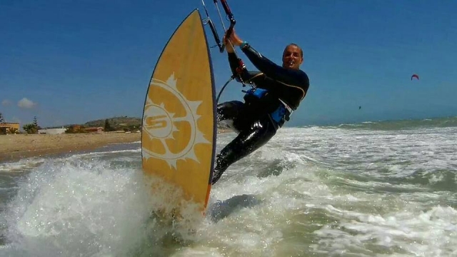  Surcando las olas en la tabla de kile 