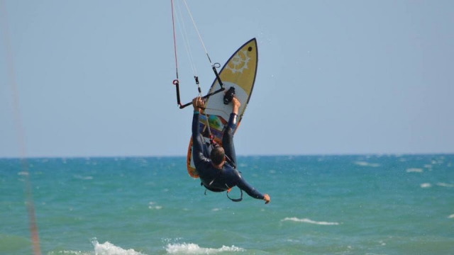  Acrobacia con kitesurf 