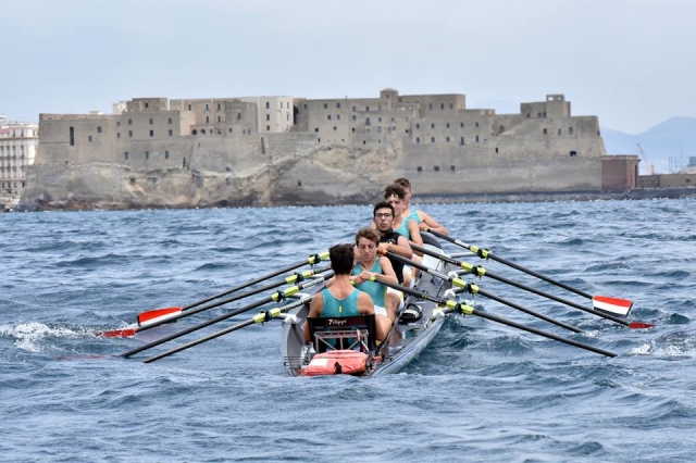  Regamarra de canoas en Nápoles
